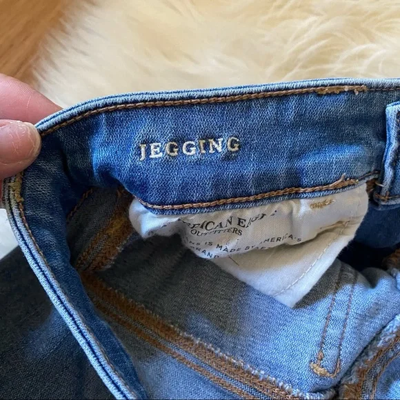 ❌SOLD❌ AMERICAN EAGLE LIGHT DENIM DISTRESSED JEGGING - Picture 4 of 9